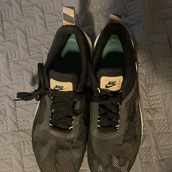 Nike - Picture 3 of 4